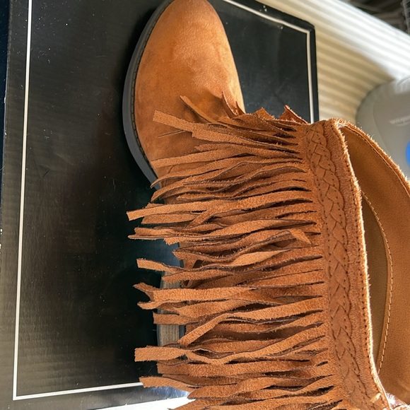 QUPID Fringe Booties Color Rust Oil Finish Faux Suede material. Size 7. - Picture 5 of 9